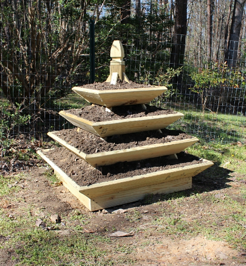 these-diy-pyramid-planters-lets-you-grow-strawberries-in-the-coolest