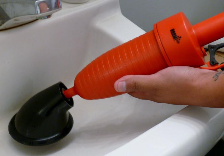 Drain Blaster Air-pressure gun - Unclog sinks, toilets, bathtubs drains with the pull of a trigger