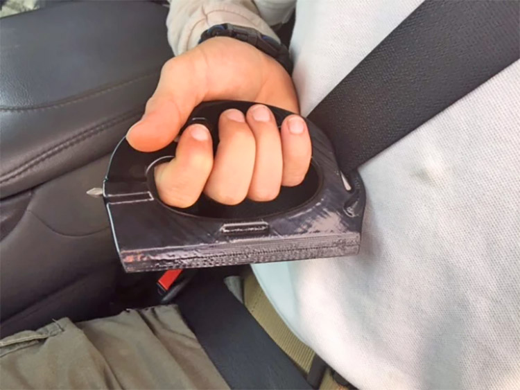 Extractor Multi-Use Emergency Car Tool - Window breaker, seat-belt cutter emergency car tool
