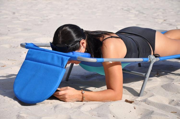 beach chair to lay on stomach