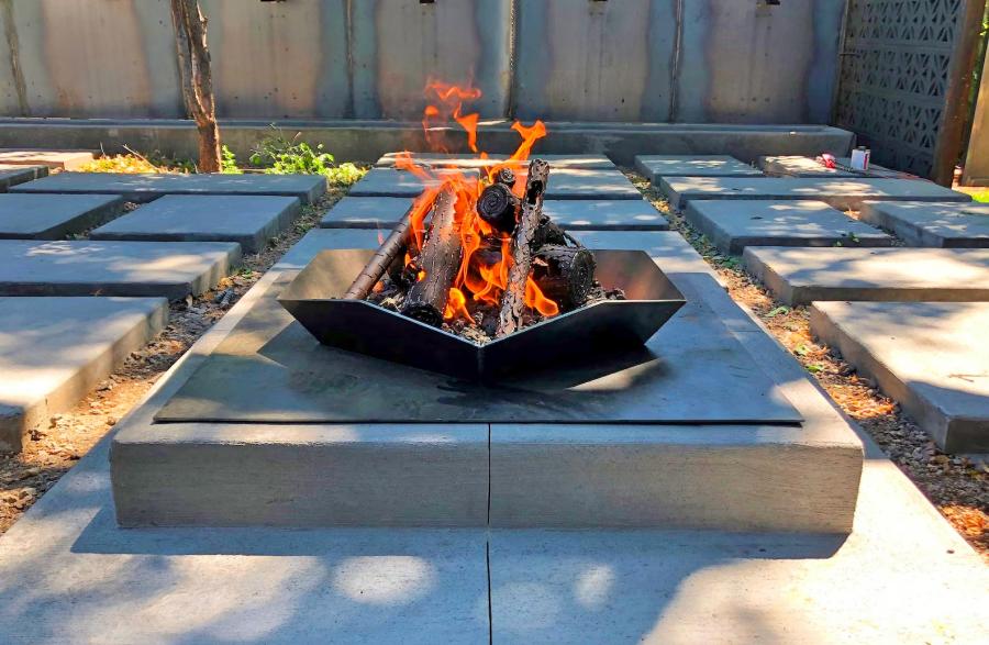 Beautiful Fake Metal Logs For Your Fire Table Or Fireplace