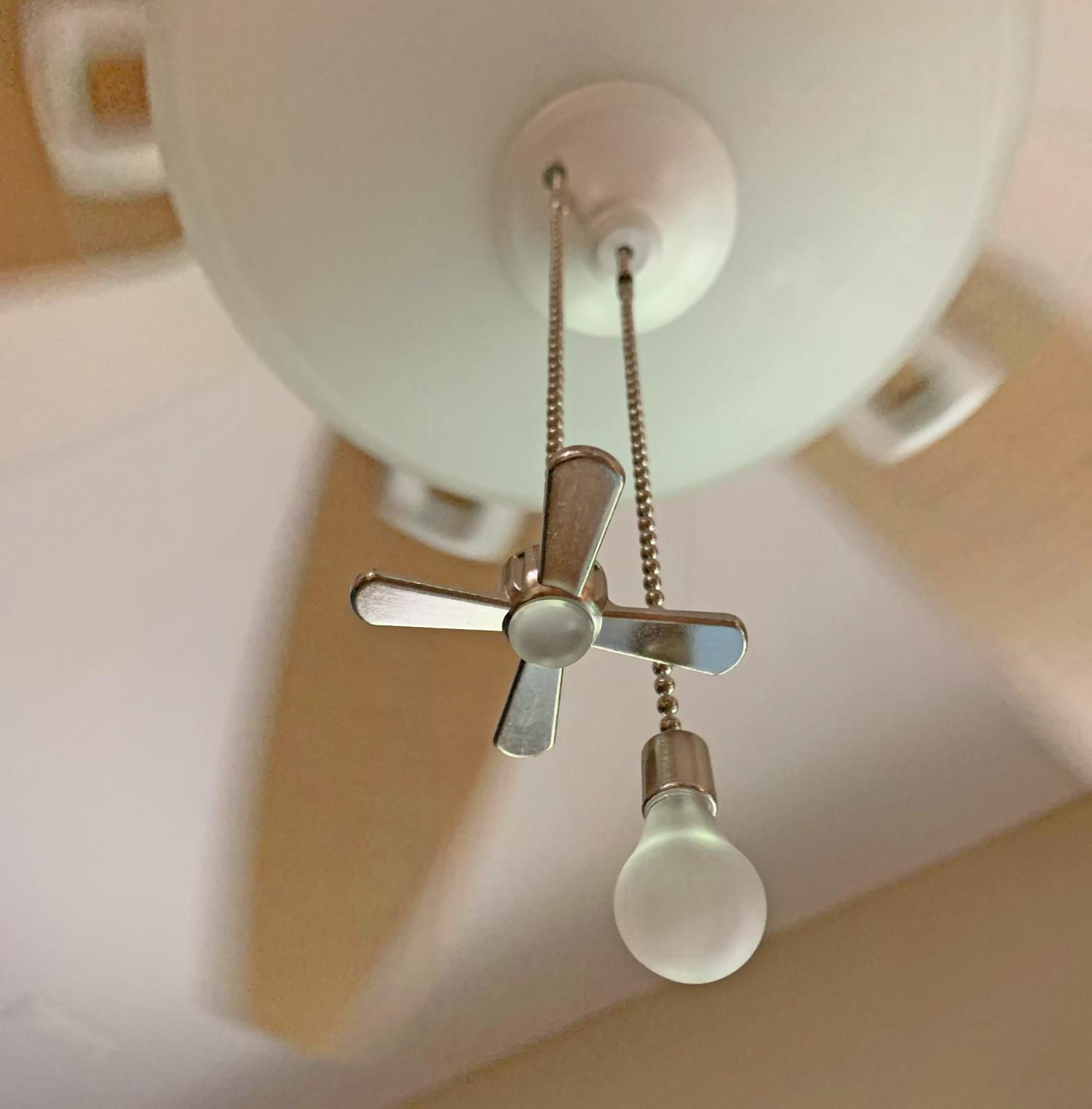 Fan and Light Bulb shaped pull-string chain set