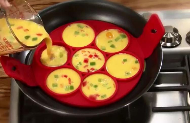 Flippin' Fantastic - Makes 7 pancakes at a time - silicone cooker flips 7 pancakes at once