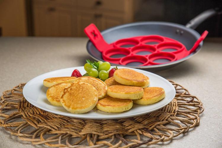 Flippin' Fantastic - Makes 7 pancakes at a time - silicone cooker flips 7 pancakes at once