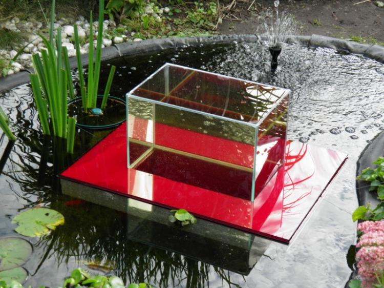 Jet Veroveraar paniek This Floating Fish Aquarium Lets You View Your Fish Above The Water Line