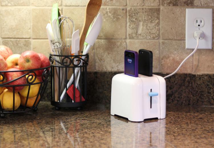Foaster Toaster Shaped iPhone Charger