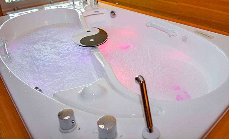 This Friend Zone Double Bathtub Is Shaped Like a Yin Yang, With Separated  Tubs