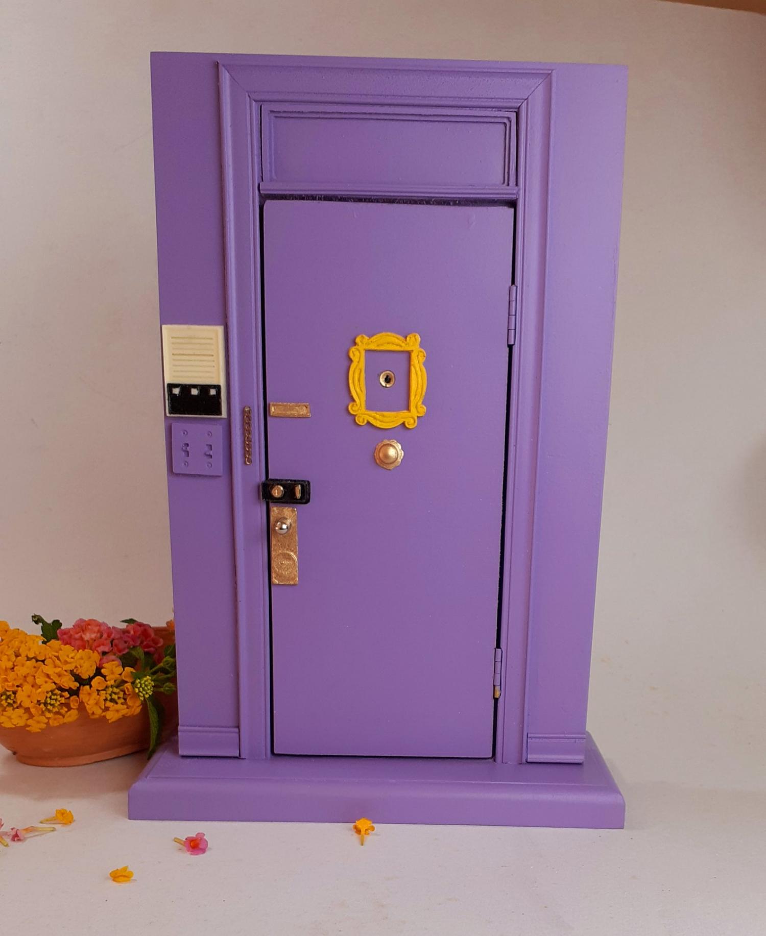 Download You Can Now Get A Scale Replica Of The Door From Friends To Hold Your Keys And Sunglasses