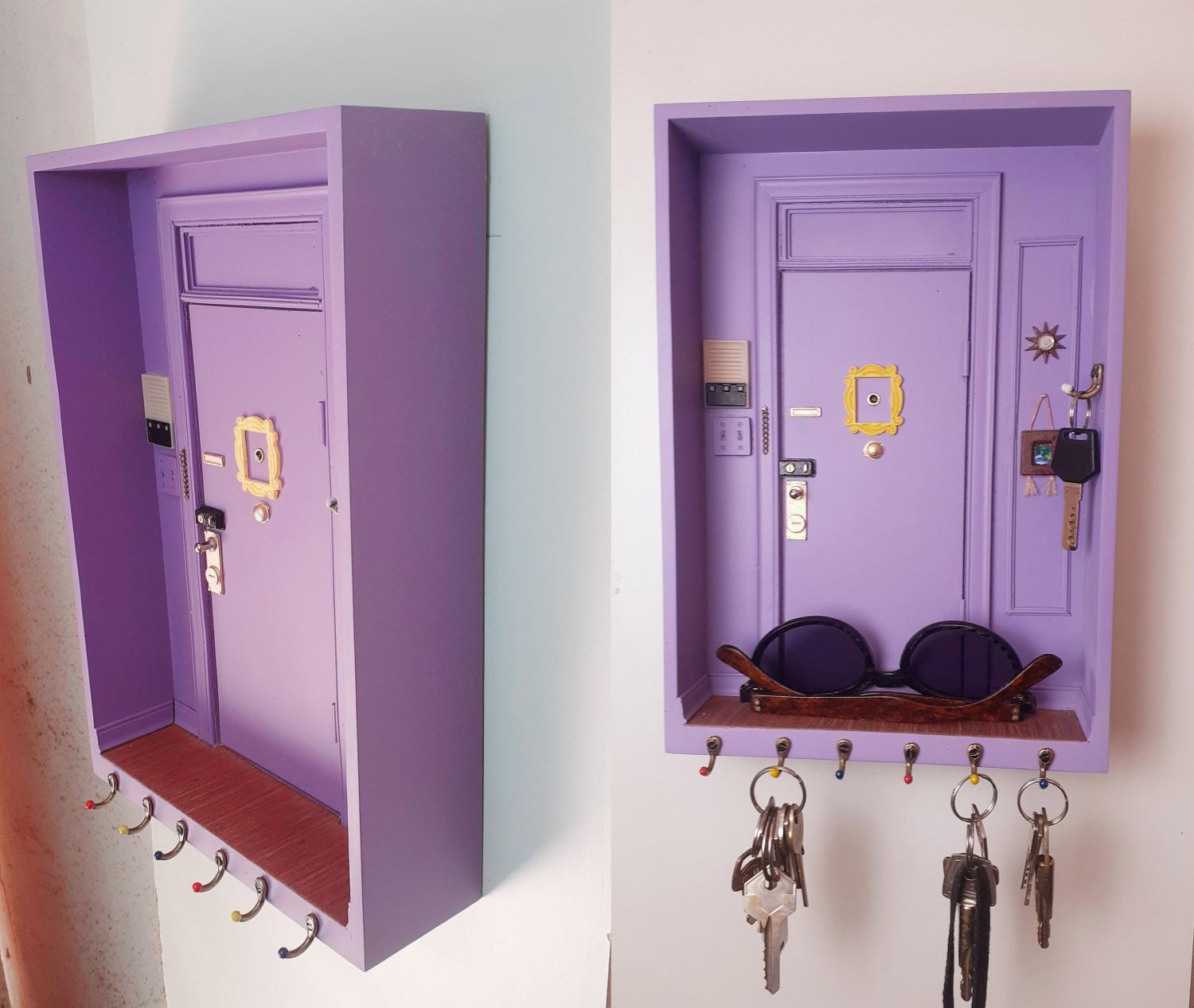 Friends Door Key Holder and Sunglasses Shelf - Friends Purple Door-frame Scale Replica