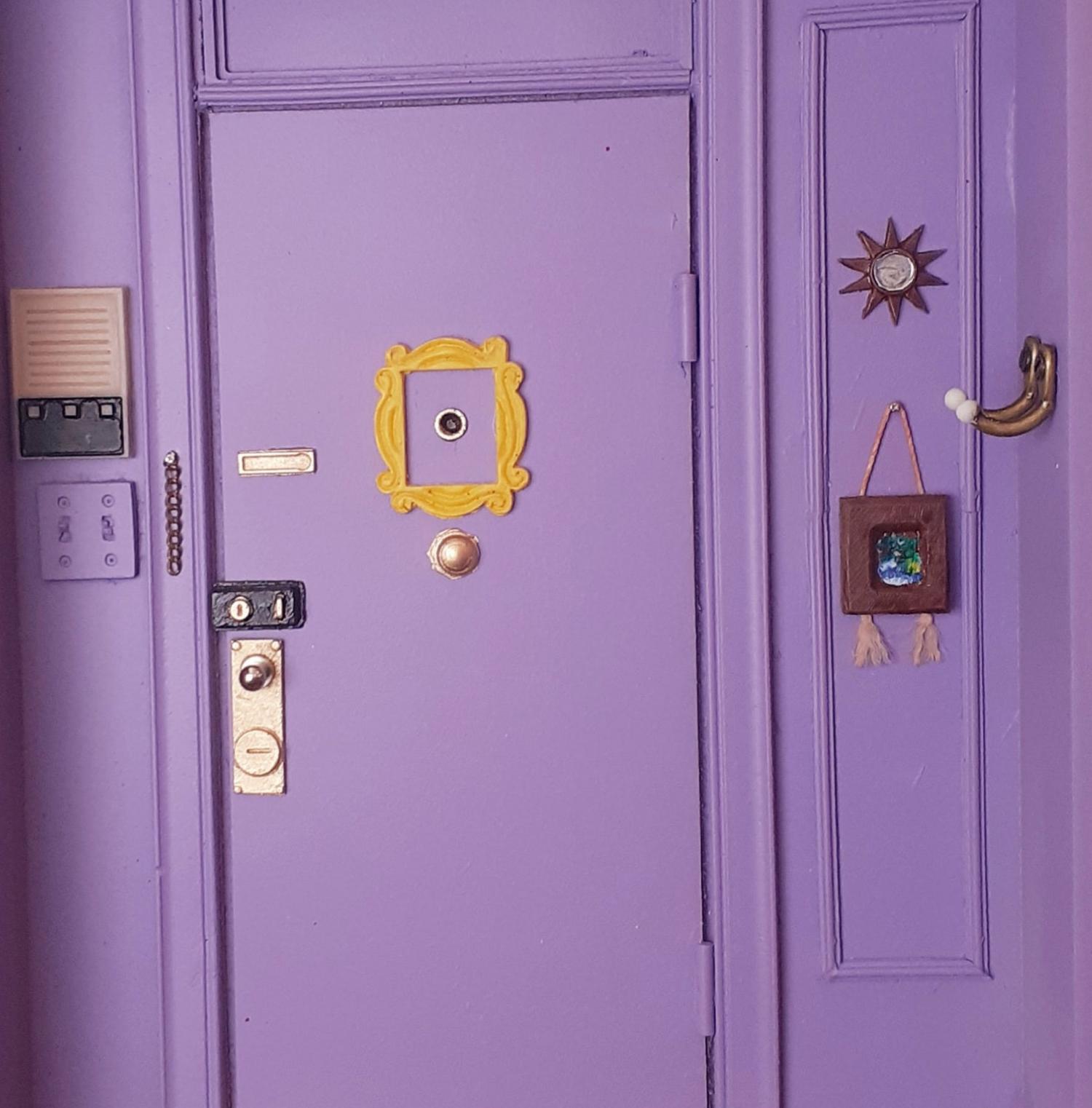 Download You Can Now Get A Scale Replica Of The Door From Friends To Hold Your Keys And Sunglasses