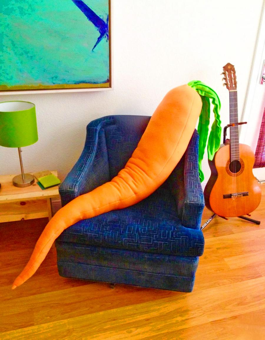 https://odditymall.com/includes/content/upload/giant-carrot-body-pillow-5449.jpg