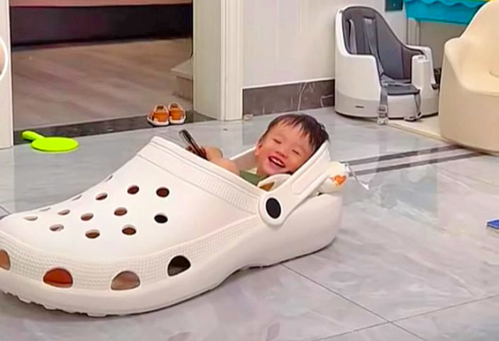 Croc store baby shoes