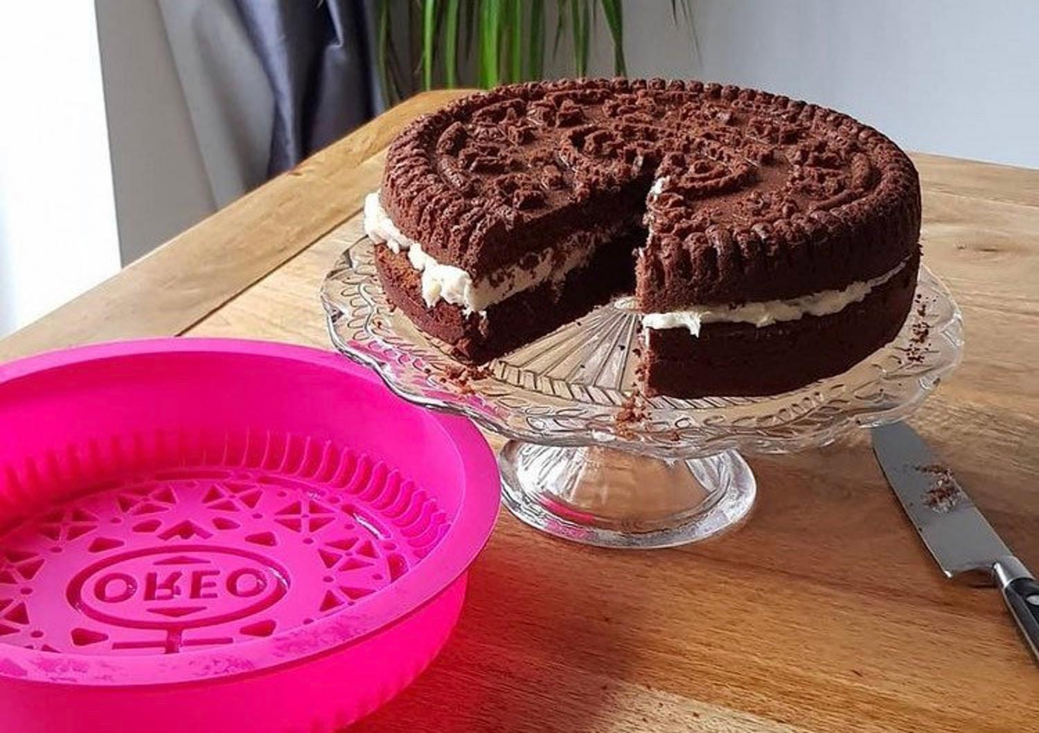 This Giant Kit-Kat Mold Lets You Bake Giant Kit-Kat Shaped Cakes