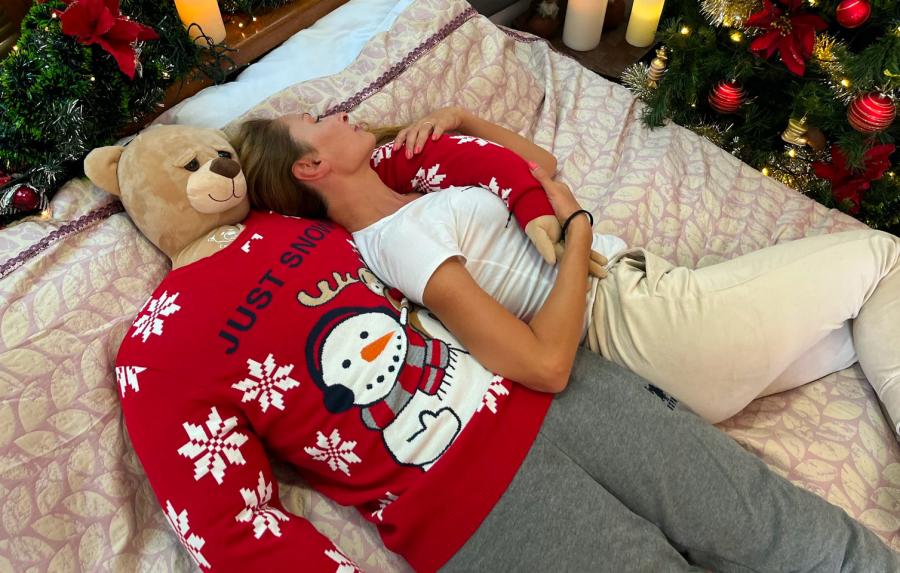 https://odditymall.com/includes/content/upload/giant-life-size-boyfriend-snuggle-pillow-9394.jpg