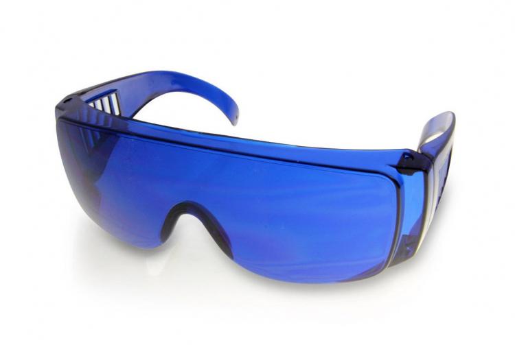 Golf Ball Finding Sunglasses - Golfing Glasses Help You Find Your Lost Golf Ball - Turns Everything Blue Except Your Golf Ball
