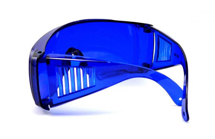 Golf Ball Finding Sunglasses - Golfing Glasses Help You Find Your Lost Golf Ball - Turns Everything Blue Except Your Golf Ball