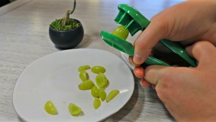 Grape Slicer Easily Cuts Grapes Into 4 Even Slices