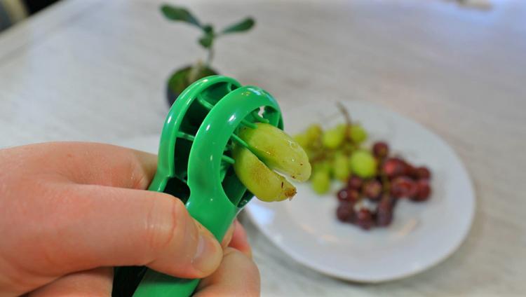 Cutting grapes in quarters, the EASY way with this grape cutter. Pop the  grape in, push and that's it! You have quartered grapes in just seconds.  🙌🏻