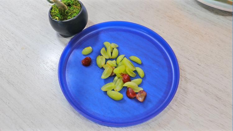 Cutting grapes in quarters, the EASY way with this grape cutter. Pop the  grape in, push and that's it! You have quartered grapes in just seconds.  🙌🏻