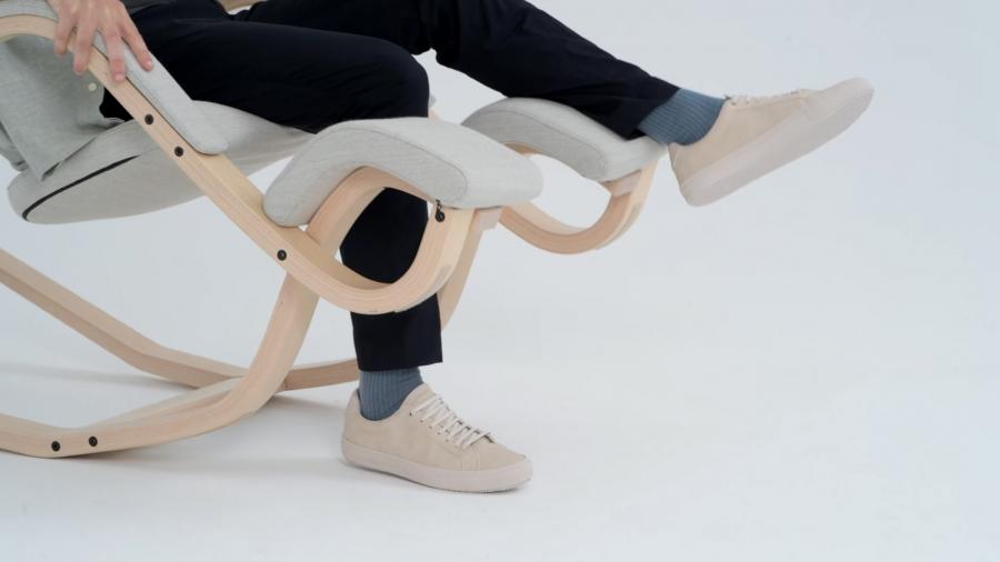 Reclining Gravity Balance Chair Lets You Lay back or kneel forward