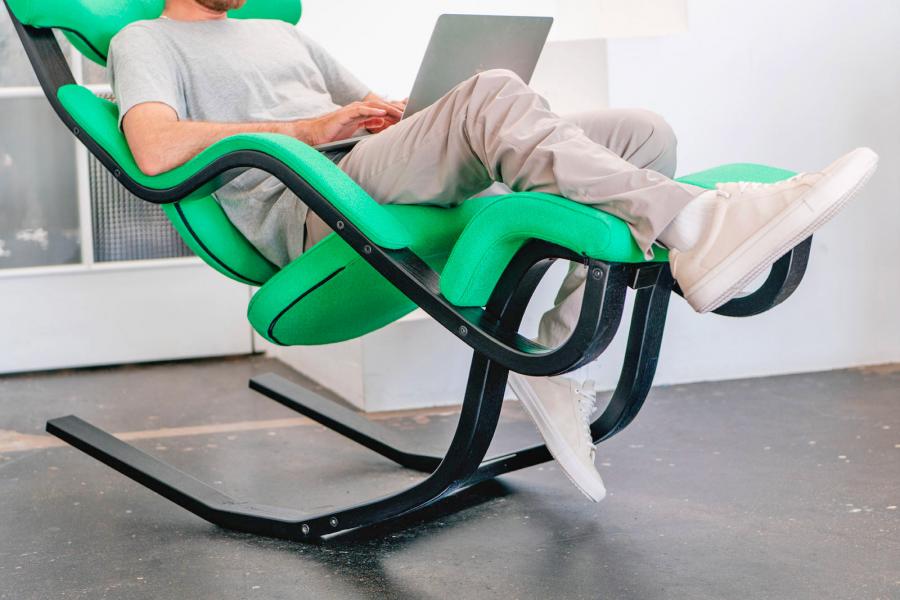 This Reclining Gravity Balance Chair Lets You Lay Down Or Kneel Forward