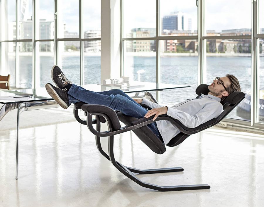 This Reclining Gravity Balance Chair Lets You Lay Down Or Kneel Forward