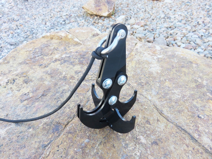 This Amazing Mechanical Claw Grappling Hook Tool Helps You Become