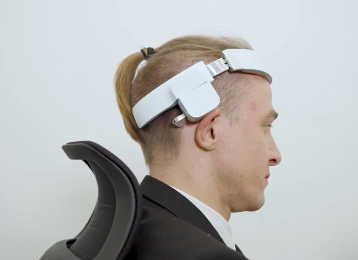 Head rub. Indoor-Mounted Robots.