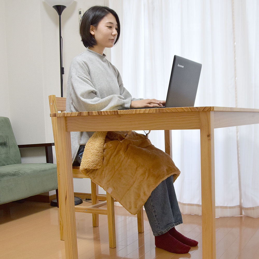 USB Heated Blanket Connects To Your Desk - Heated office blanket with hand warmers