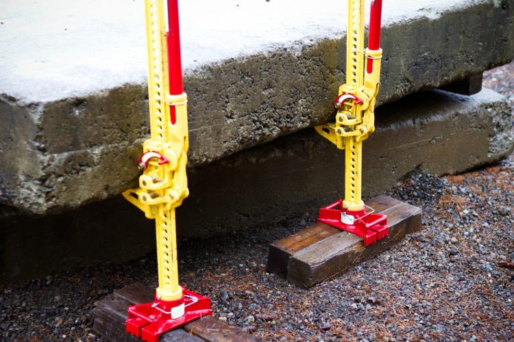 Hi-Lift Jack: Rugged/Versatile Emergency Jack and Rescue Tool