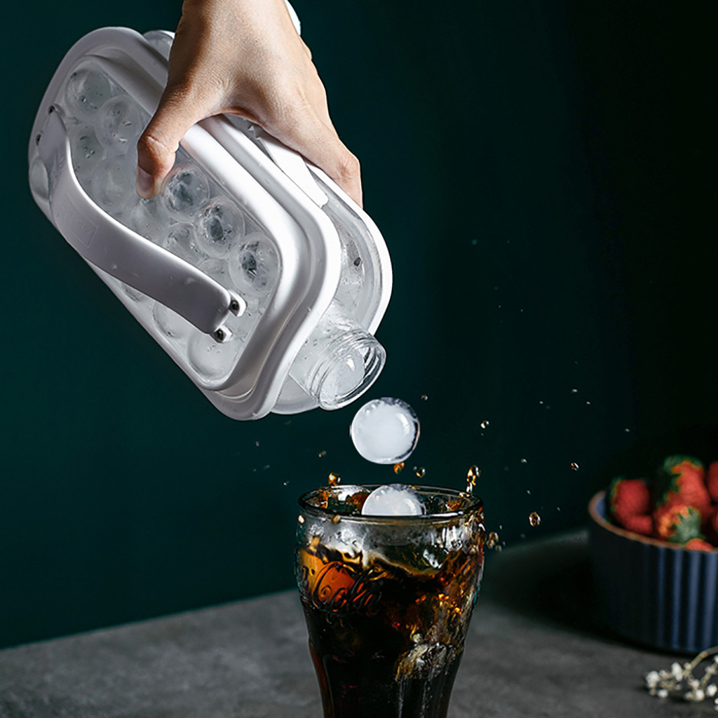This Ice Kettle Makes Circular Ice Balls, and Doubles as a Portable Water  Bottle