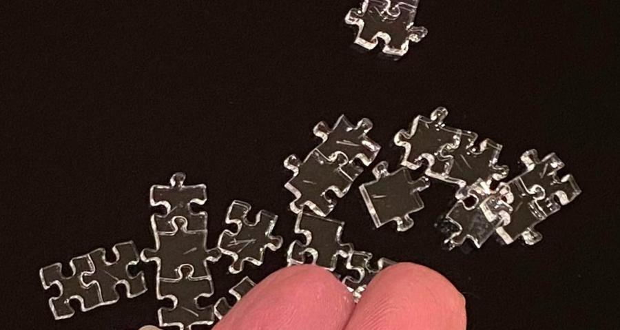 Invisi-Puzzle - Infuriating Transparent Jigsaw Puzzle