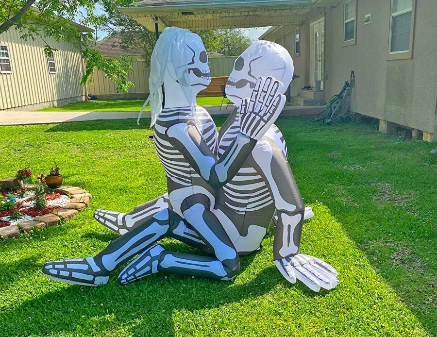 Inflatable Skeleton Lovers Halloween Yard Decoration