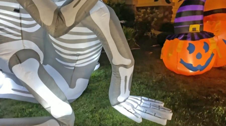 Inflatable Skeleton Lovers Halloween Yard Decoration