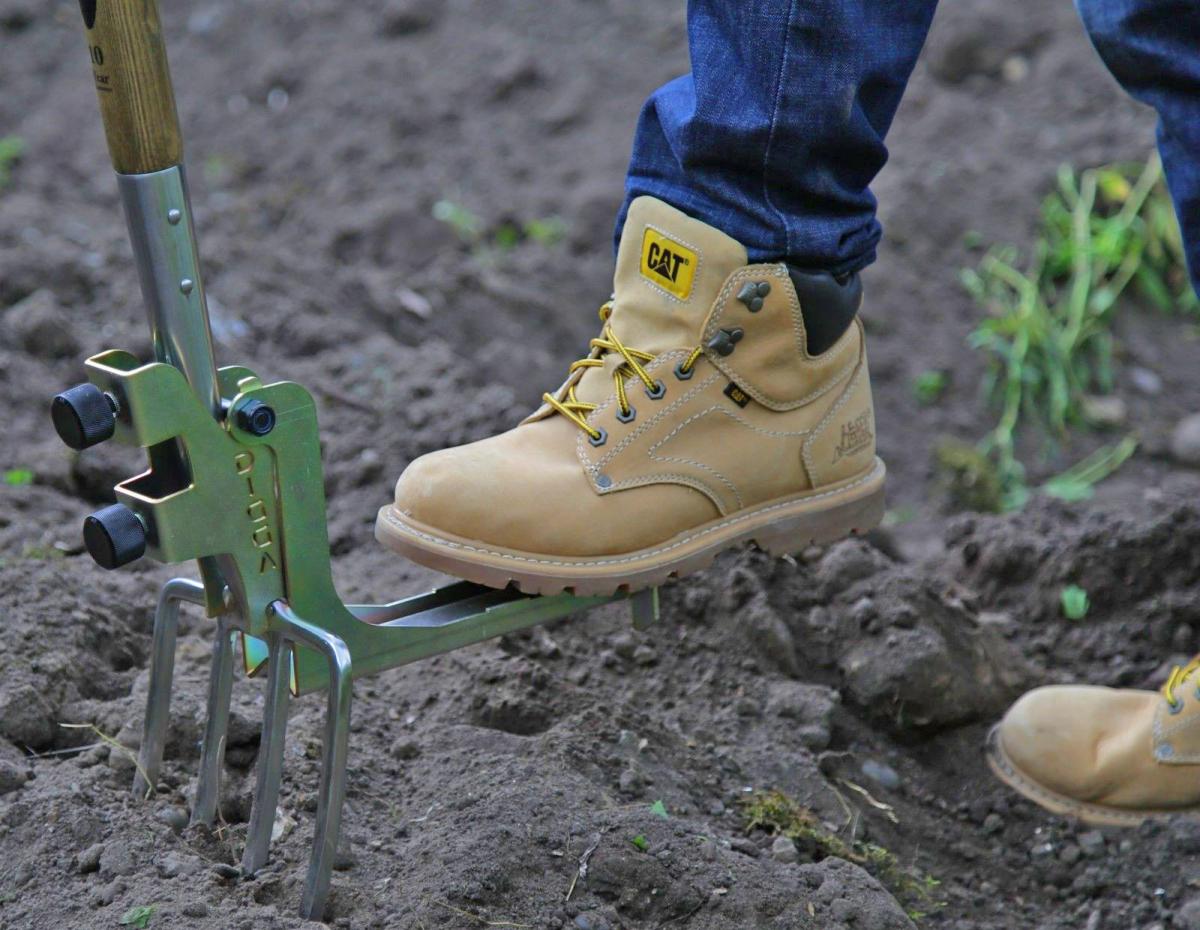 Kikka Digga Shovel Attachment Adds step plate to gardening spade and fork