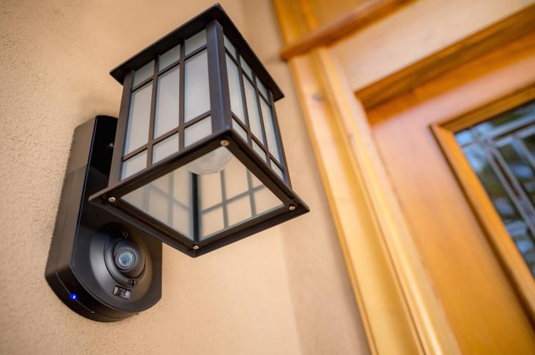 Kuna Smart Light - Outdoor Light With integrated security camera and alarm