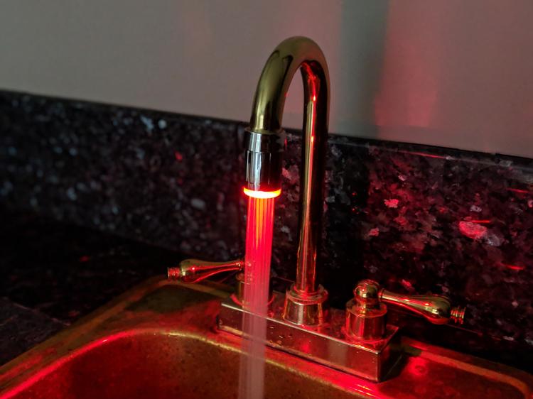 LED Faucet Nozzle Changes Color With Water Temperature - LED light-up aerator