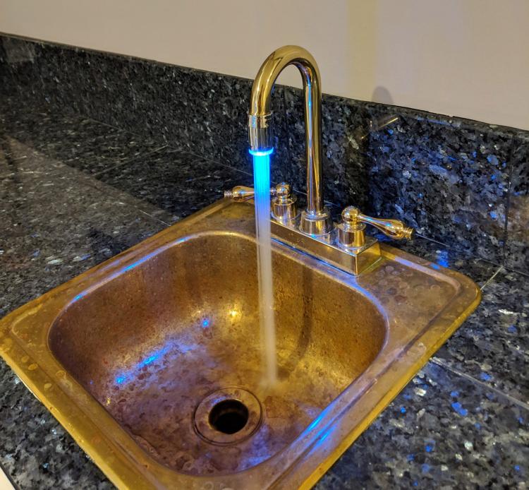 LED Faucet Nozzle Changes Color With Water Temperature - LED light-up aerator