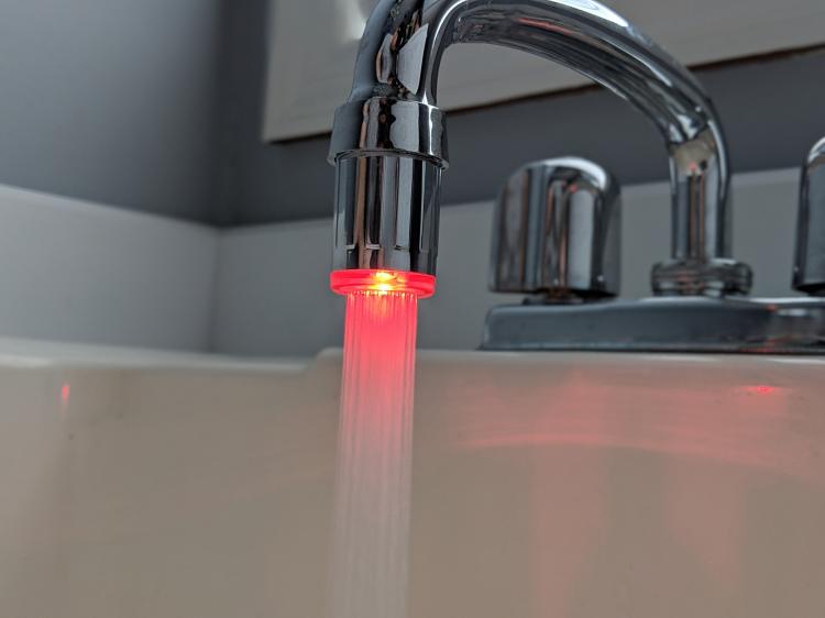 LED Faucet Nozzle Changes Color With Water Temperature - LED light-up aerator