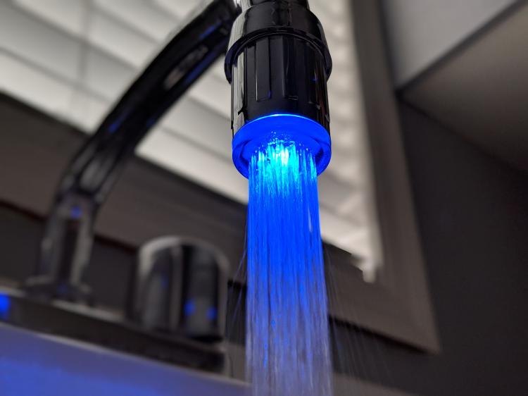 LED Faucet Nozzle Changes Color With Water Temperature - LED light-up aerator