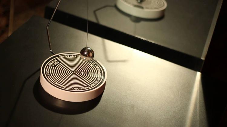 Pendulum Decision Maker - Magnetic Swinging Ball Decision Maker