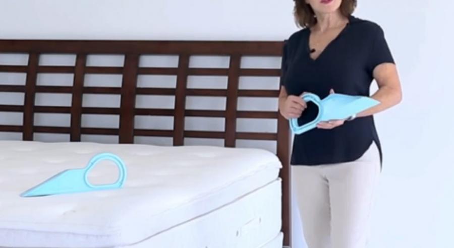 https://odditymall.com/includes/content/upload/mattress-lifting-tool-to-help-make-bed-8010.jpg