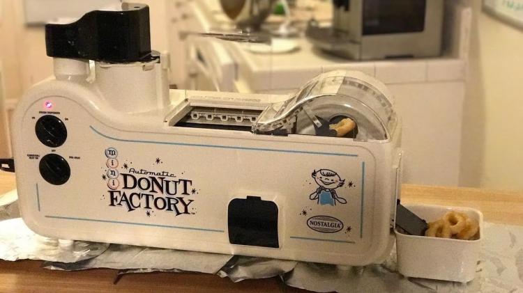 There's a Mini Donut Factory That'll Let You Feed Fresh Mini Donuts  Directly To Your Mouth