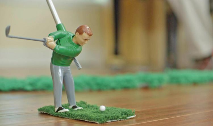 This Mini Indoor Golf Game Is Perfect For Golfers Trying To Get