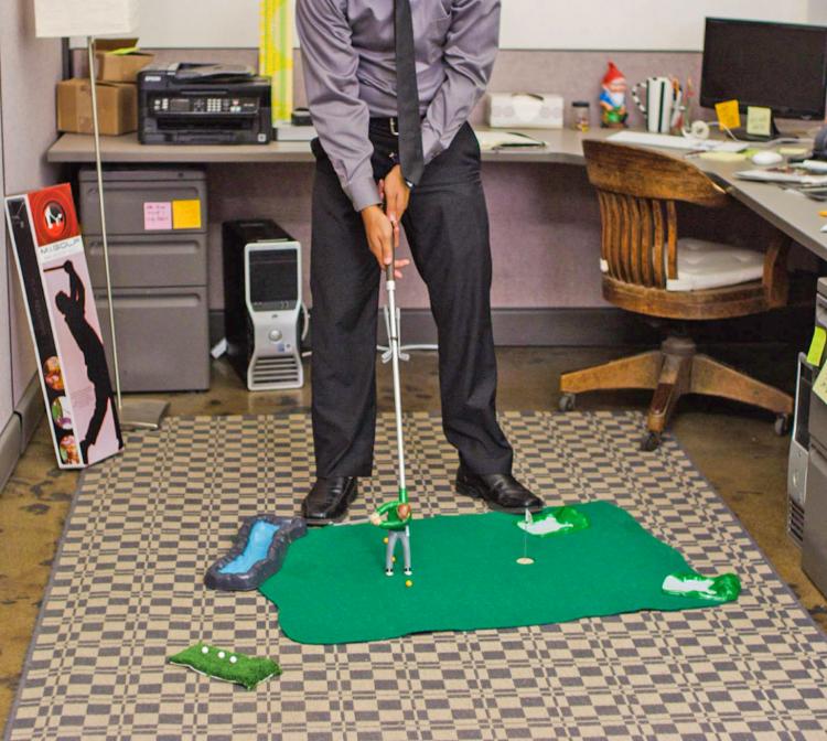 Mini Golfing Man Indoor Golf Game - Best indoor golf game