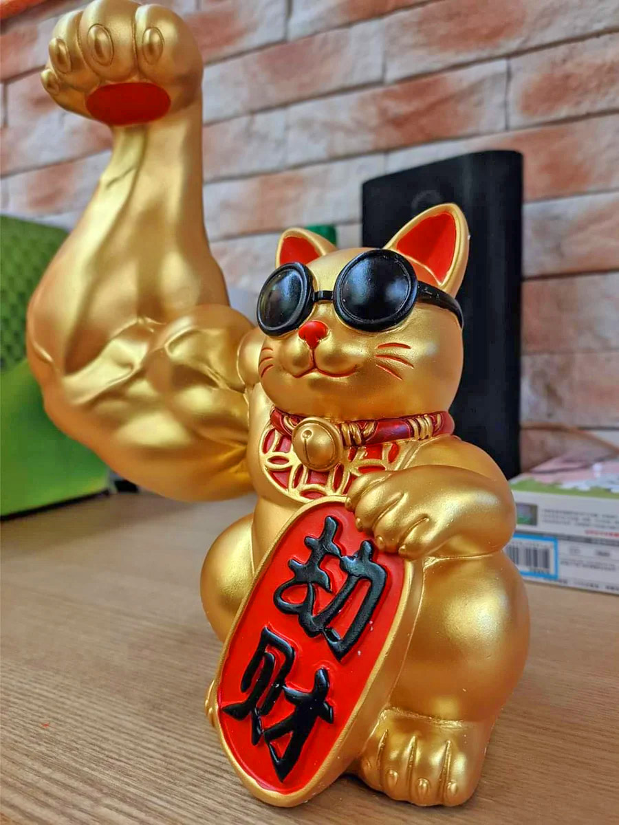 golden cat statue