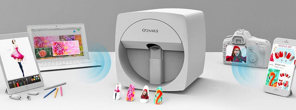 Este pequeño dispositivo llamado O'2nails Digital Mobile Nail Art Printer, es una impresora para uñas portátil que puedes personalizar con cualquier diseño o imagen de tu elección e imprimirla en tus uñas.