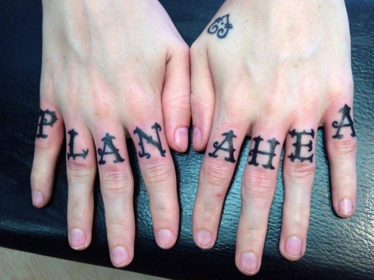 Plan ahea (plan ahead) tattoo fail on fingers