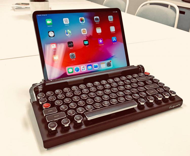 this-vintage-style-typewriter-keyboard-lets-you-type-in-the-most