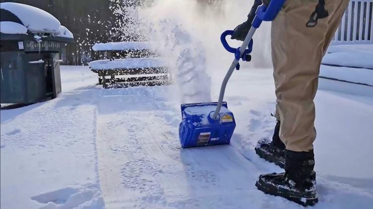Snow Joe Rechargeable Electric Snow Shovel - Cordless electronic shovel